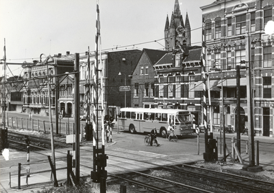 169389 Gezicht op de spoorwegovergang tussen de Spoorsingel en de Phoenixstraat (achtergrond) te Delft, met een autobus ...